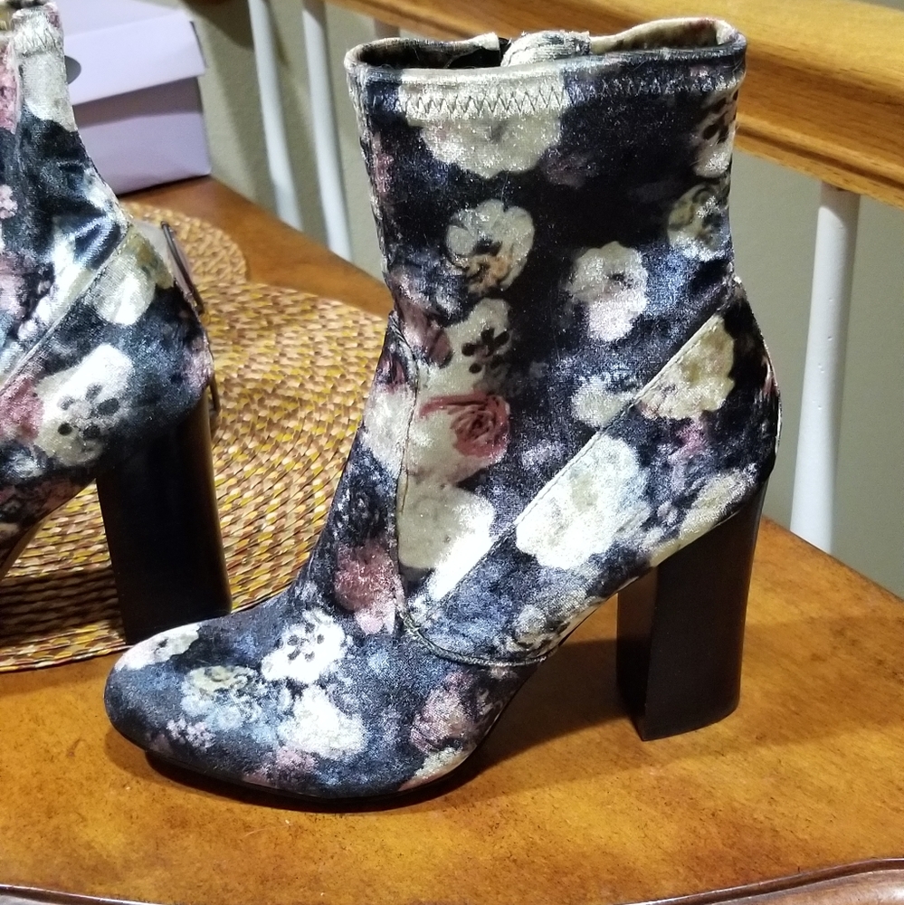 COPY - Report Velvet Boots size 6